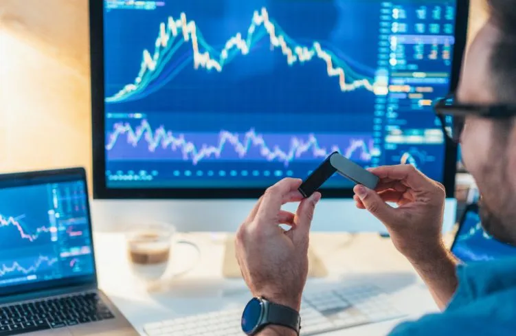 Hardware-Crypto-Wallets-Vs-Software-Crypto-Wallets_-Understand-The-Difference